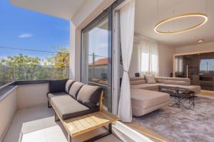 Posezení v ubytování Sunluxvilla ,Heated Pool, IR Sauna