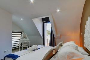 ein Schlafzimmer mit einem großen Bett und einem Fenster in der Unterkunft Leu Burgot 2, Appartement 17 in Saint-Leu