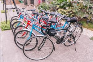 een rij fietsen geparkeerd naast elkaar bij Alee HaLong Hotel in Ha Long