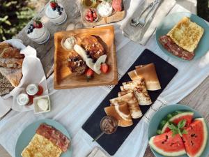 una mesa cubierta con platos de comida y fruta en Villa Elenia, en Tsoukaladhes