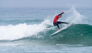 un hombre montando una ola en una tabla de surf en el océano en LA GALLEGA, en Valdoviño