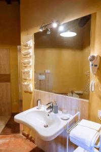 Koupelna v ubytování Agriturismo Bio Fattoria di Pietra