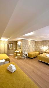 duży pokój z 2 łóżkami i stołem w obiekcie Hotel Apostoli Garden w Wenecji