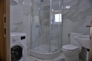 La salle de bains est pourvue d'une douche, de toilettes et d'un lavabo. dans l'établissement Apartments Meli, à Zadar