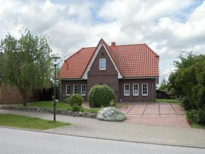 a brick house with a red roof at Sonnenblick Ferienhaus in Groß Schwansee