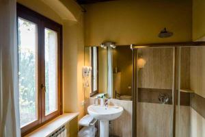 Koupelna v ubytování Agriturismo Bio Fattoria di Pietra