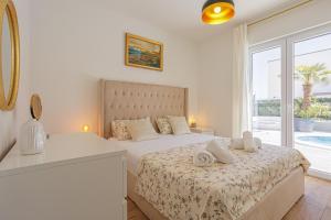 Postel nebo postele na pokoji v ubytování Sunluxvilla ,Heated Pool, IR Sauna
