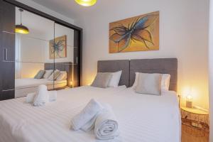 Postel nebo postele na pokoji v ubytování Sunluxvilla ,Heated Pool, IR Sauna