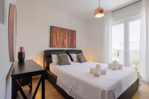 Postel nebo postele na pokoji v ubytování Sunluxvilla ,Heated Pool, IR Sauna