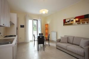 cocina y sala de estar con sofá y mesa en La Dimora Accommodation, en Bari