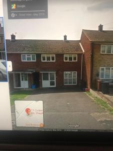 uma casa com um sinal em frente em Modern 3 bed house 2 parking spaces contractors welcome em Stevenage