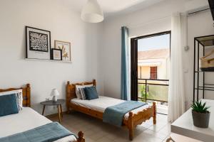 a bedroom with two beds and a window at The Springfield Corner Apartments by Konnect in Ipsos