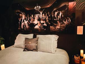 a room with a movie poster on the wall at LoCo Paradiso - Two kingsize beds, outdoor terrace, DJ booth, bar, cinema, bathtub, kitchen, airco in Antwerp