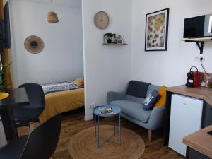 salon z kanapą i łóżkiem w obiekcie La bergeronnette w mieście Le Hommet-dʼArthenay