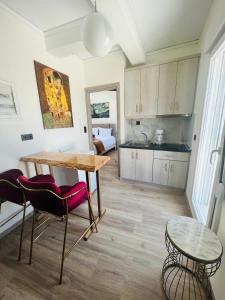 Una cocina con una mesa y sillas en una habitación. en Casa Sea View in Kavala, en Kavala