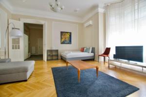 Televízia a/alebo spoločenská miestnosť v ubytovaní Standard Apartment by Hi5 - Kecskemeti street suite