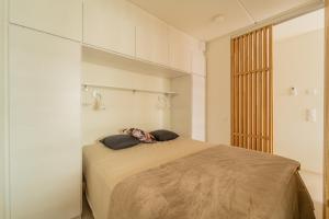 een slaapkamer met een groot bed in een kamer bij Marina Resort Apartments by Hiekka Booking in Kalajoki