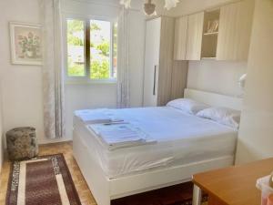 ein Schlafzimmer mit einem weißen Bett und einem Fenster in der Unterkunft Apartment Villa Sunshine in Sutivan + 39 Fotos