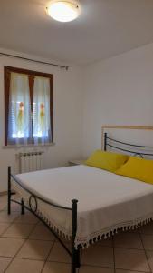 een slaapkamer met een bed en een raam met 2 vogels bij Balo’s home in Venturina Terme
