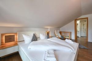- une chambre blanche avec un grand lit blanc dans l'établissement Ferienwohnung Griabig, à Schwangau