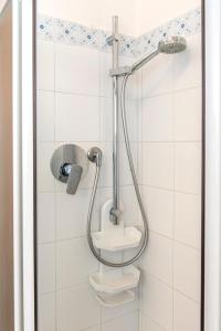 een badkamer met een douche, een wastafel en een toilet bij M261 - Marcelli, trilocale ristrutturato con terrazzo vista mare pt in Marcelli