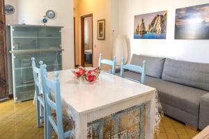 een woonkamer met een tafel en een bank bij M261 - Marcelli, trilocale ristrutturato con terrazzo vista mare pt in Marcelli