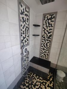 W łazience znajduje się prysznic z ławką. w obiekcie Orania, heaven in Mykonos w mieście Agios Sostis Mykonos
