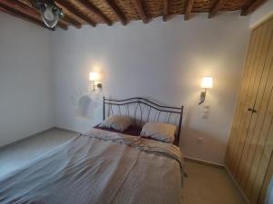 sypialnia z łóżkiem z 2 poduszkami w obiekcie Orania, heaven in Mykonos w mieście Agios Sostis Mykonos