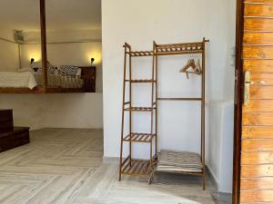 ヒマラにあるAmphora Guesthouse & Apartmentsの二段ベッドの横に梯子が付いた部屋
