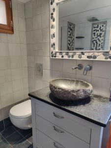 łazienka z umywalką i toaletą w obiekcie Orania, heaven in Mykonos w mieście Agios Sostis Mykonos
