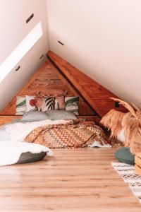 מיטה או מיטות בחדר ב-Poddasze dla Znajomych - apartament z gorącą balią