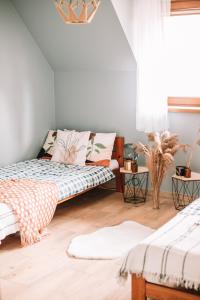 Ліжко або ліжка в номері Poddasze dla Znajomych - apartament z gorącą balią