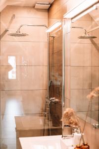 Poddasze dla Znajomych - apartament z gorącą balią tesisinde bir banyo