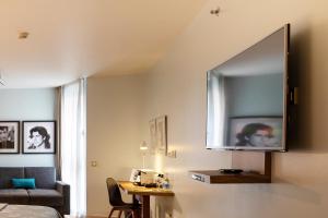 a living room with a mirror on the wall at Hotel Zinema7 in San Sebastián