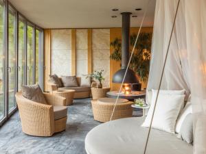 Khu vực ghế ngồi tại Spirit Hotel Thermal Spa +61 ảnh