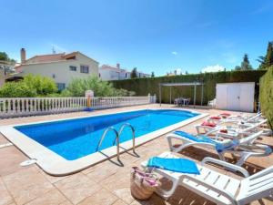 Bazén v ubytování AMPLIO CHALET CON GRAN PISCINA nebo v jeho okolí