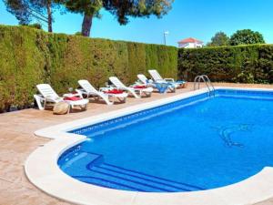 Bazén v ubytování AMPLIO CHALET CON GRAN PISCINA nebo v jeho okolí