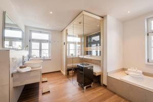 La salle de bains est pourvue d'un lavabo et d'un miroir. dans l'établissement Lichtenberg Lodges, à Lichtenberg