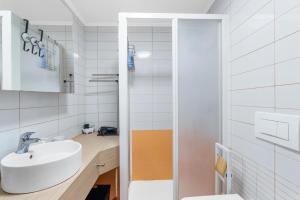 Ένα μπάνιο στο Apartment Sunny Sky +11 φωτογραφίες