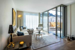 a living room with a couch and a table at Lichtenberg Lodges in Lichtenberg