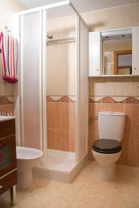 a bathroom with a toilet and a shower at 1ra Linea Playa Magic World Luxury Apartament PP3 Pet in Oropesa del Mar