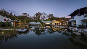 a view of a river with houses and buildings at Wish Garden Huangshan in Yi