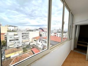 desde la ventana de un apartamento con vistas a la ciudad en Peaceful Condo in City Center, en Durrës