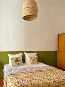 - une chambre avec un lit et une lampe dans l'établissement L'appartement du Café de l'horloge, à La Ciotat