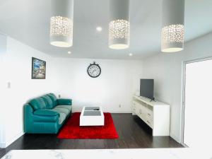 a living room with a blue couch and a red rug at Amber Hill B in Buckland