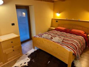 サン・レミ・アン・ボスにあるGrandze du Pleineyのベッドルーム1室(ベッド1台、ドレッサー、ドア付)
