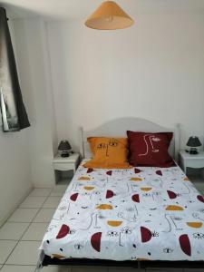 uma cama num quarto com duas mesas em chez bruno et marie jo em Saint-Saturnin-lès-Avignon