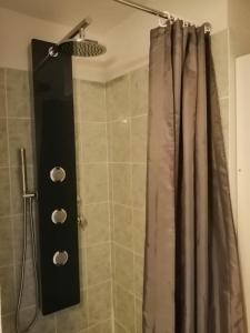 uma casa de banho com uma cortina de chuveiro em chez bruno et marie jo em Saint-Saturnin-lès-Avignon