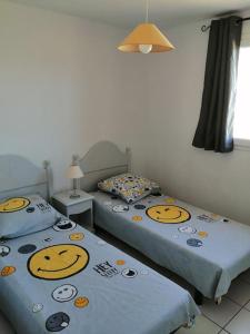 duas camas com almofadas Hello Kitty num quarto em chez bruno et marie jo em Saint-Saturnin-lès-Avignon