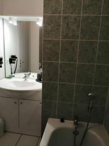 uma casa de banho com um lavatório, um WC e um espelho. em chez bruno et marie jo em Saint-Saturnin-lès-Avignon